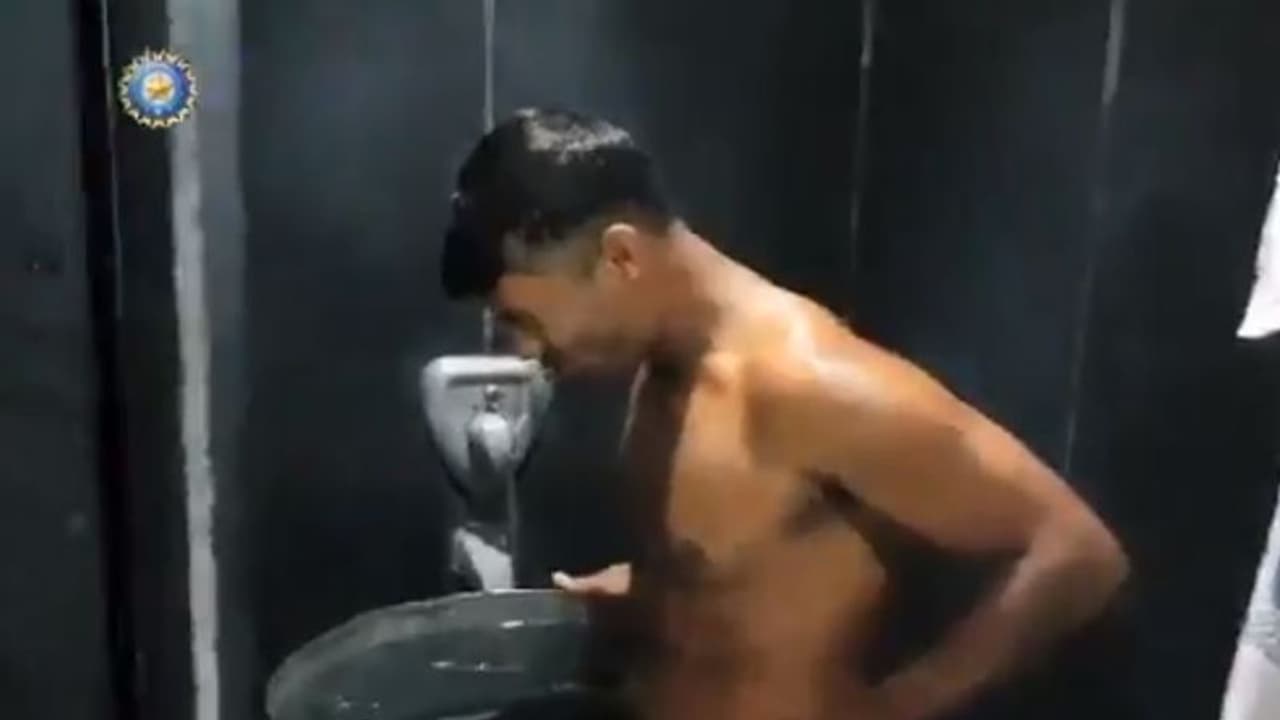 ಬಸಿಲ ಬೇಗೆಯಿಂದ ತಪ್ಪಿಸಿಕೊಳ್ಳಲು ಐಸ್ ಡ್ರಮ್‌ನಲ್ಲಿ ಮಯಾಂಕ್ ವಿಶ್ರಾಂತಿ!