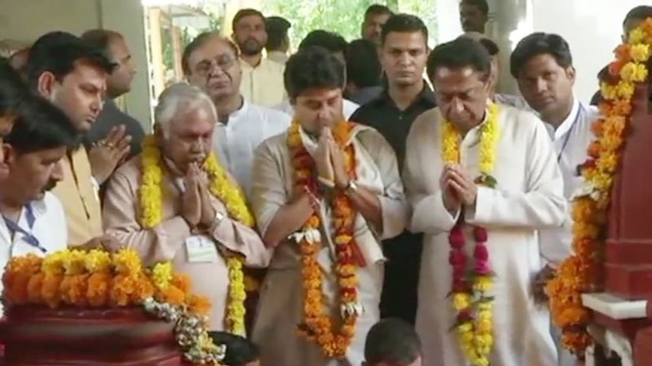 अब मध्य प्रदेश चुनाव को साधने के लिए मंदिर में मत्था टेकने पहुंचे राहुल गांधी