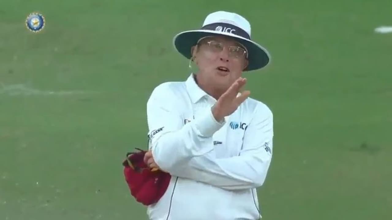 ಪೃಥ್ವಿ ಶಾ ನಾಟೌಟ್ ತೀರ್ಪು ಮೈದಾನದಲ್ಲೇ ಕ್ಷಮೆ ಕೇಳಿದ ಅಂಪೈರ್!