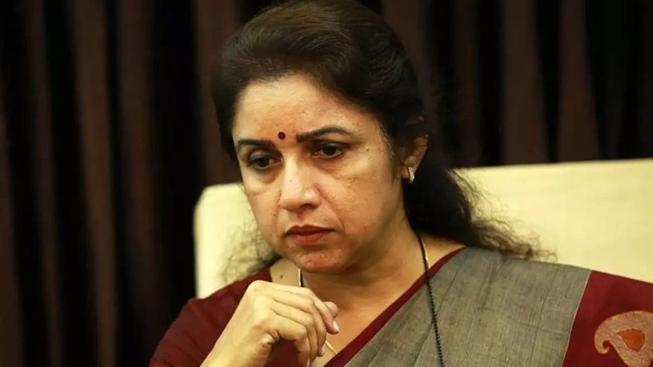 நள்ளிரவில் பாதுகாப்பு கோரிய பெண்ணுக்காக அப்போது புகார் அளிக்காதது ஏன்? நள்ளிரவில் பாதுகாப்பு கோரிய பெண்ணுக்காக அப்போது புகார் அளிக்காதது ஏன்?