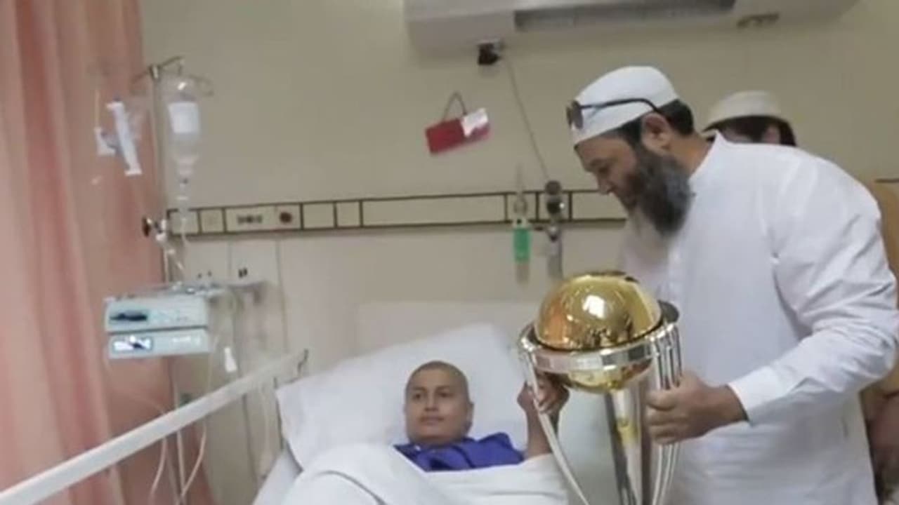 ലോകകപ്പ് ട്രോഫി അര്ബുദബാധിതയ്ക്ക് നല്കി പാക് ഇതിഹാസം; കണ്ണുനനയ്ക്കും ഈ ദൃശ്യങ്ങള് ലോകകപ്പ് ട്രോഫി അര്ബുദബാധിതയ്ക്ക് നല്കി പാക് ഇതിഹാസം; കണ്ണുനനയ്ക്കും ഈ ദൃശ്യങ്ങള്