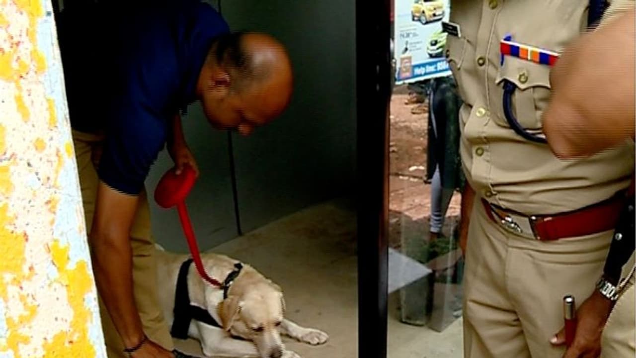 എടിഎം കവര്ച്ച: തുമ്പൊന്നും കിട്ടാതെ പൊലീസ് എടിഎം കവര്ച്ച: തുമ്പൊന്നും കിട്ടാതെ പൊലീസ്