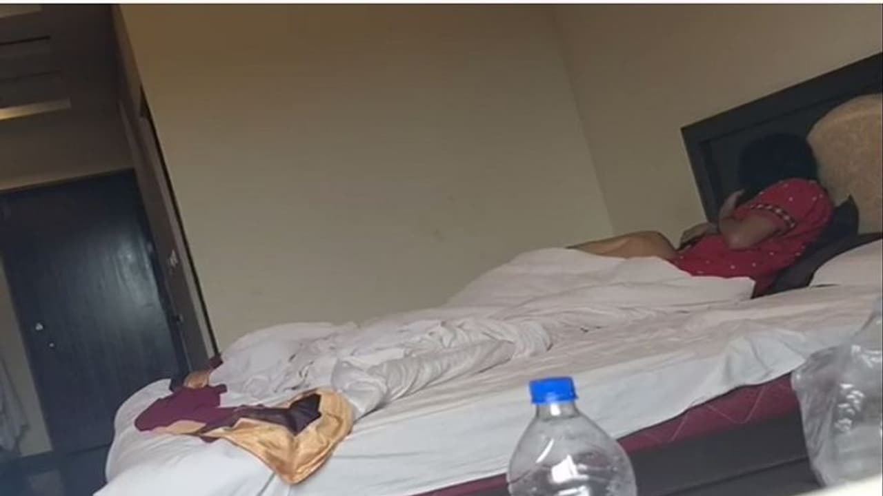 ಚುನಾವಣೆ ಹೊತ್ತಲ್ಲಿ ಬಳ್ಳಾರಿ ಬಿಜೆಪಿ ಮುಖಂಡನ ರಾಸಲೀಲೆ ಬಹಿರಂಗ? ಚುನಾವಣೆ ಹೊತ್ತಲ್ಲಿ ಬಳ್ಳಾರಿ ಬಿಜೆಪಿ ಮುಖಂಡನ ರಾಸಲೀಲೆ ಬಹಿರಂಗ?