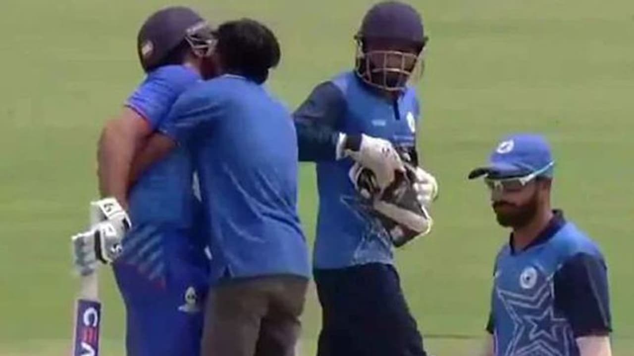 രോഹിത് ശര്മ്മയെ ചുംബിച്ചു; സന്തോഷമടക്കാനാകാതെ ആരാധകന് ചെയ്തത് രോഹിത് ശര്മ്മയെ ചുംബിച്ചു; സന്തോഷമടക്കാനാകാതെ ആരാധകന് ചെയ്തത്