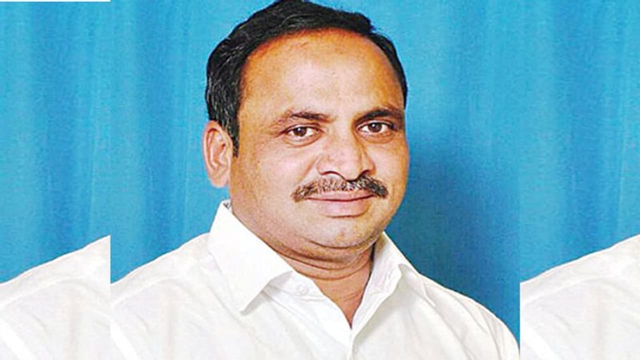 ఐటీ దాడులు.. మార్కెట్ కమిటీ మాజీ డైరెక్టర్ ఆత్మహత్య ఐటీ దాడులు.. మార్కెట్ కమిటీ మాజీ డైరెక్టర్ ఆత్మహత్య