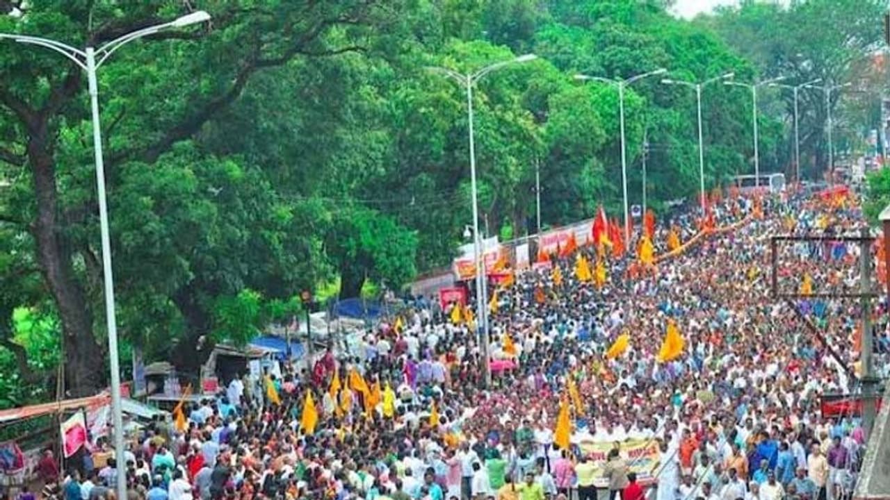 శబరిమలలో యుద్ధమేనా... అడుగుపెట్టేందుకు, అడ్డుకునేందుకు రెడీ అయిన మహిళలు శబరిమలలో యుద్ధమేనా... అడుగుపెట్టేందుకు, అడ్డుకునేందుకు రెడీ అయిన మహిళలు