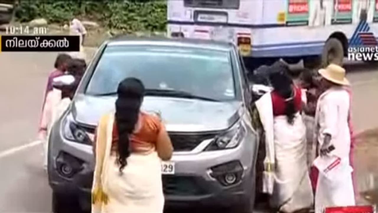 ശബരിമല: നിലയ്ക്കലില് വാഹനങ്ങള് തടഞ്ഞ് ഭക്തരുടെ പരിശോധന ശബരിമല: നിലയ്ക്കലില് വാഹനങ്ങള് തടഞ്ഞ് ഭക്തരുടെ പരിശോധന