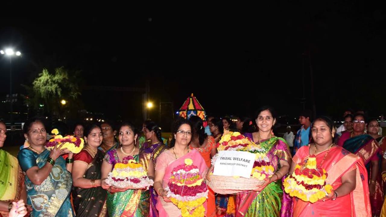 తొమ్మిది రోజులు బతుకమ్మ వేడుకలు.. ఒక్కోరోజు ఒక్కో పేరుతో.. తొమ్మిది రోజులు బతుకమ్మ వేడుకలు.. ఒక్కోరోజు ఒక్కో పేరుతో..