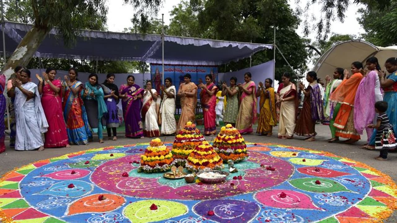 25 నుంచి బతుకమ్మ ఉత్సవాలు.. విస్తృత ఏర్పాట్లకు తెలంగాణ ప్రభుత్వం ఆదేశం.. 25 నుంచి బతుకమ్మ ఉత్సవాలు.. విస్తృత ఏర్పాట్లకు తెలంగాణ ప్రభుత్వం ఆదేశం..