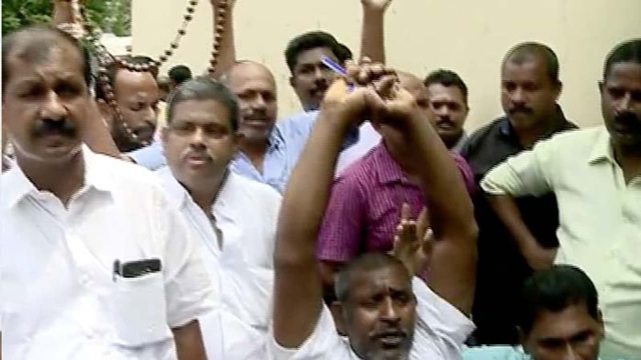 ജാമ്യത്തില് ഇറങ്ങുന്ന ജലന്ധര് ബിഷപ്പ് ഫ്രാങ്കോ മുളയ്ക്കലിന് ഐക്യദാർഢ്യവുമായി വിശ്വാസികള് ജാമ്യത്തില് ഇറങ്ങുന്ന ജലന്ധര് ബിഷപ്പ് ഫ്രാങ്കോ മുളയ്ക്കലിന് ഐക്യദാർഢ്യവുമായി വിശ്വാസികള്