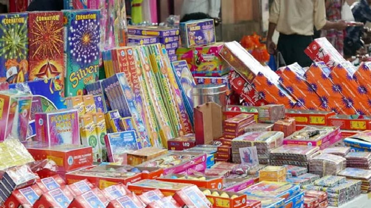 Diwali|ദീപാവലി ആഘോഷത്തിന് നിയന്ത്രണം; സംസ്ഥാനത്ത് രാത്രി 10 മണിക്ക് ശേഷം പടക്കം പൊട്ടിച്ചാല്‍ നിയമ നടപടി