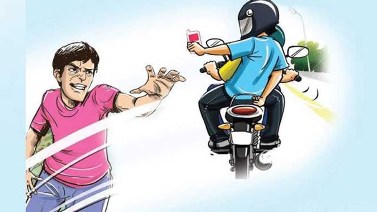 திருட்டு பைக்கில் வந்து செல்போன் பறிப்பு..ஹாலிவுட் பட பாணியில் தூக்கி வீசப்பட்டதில் தலை சிதைந்து இளைஞர்கள் பலி திருட்டு பைக்கில் வந்து செல்போன் பறிப்பு..ஹாலிவுட் பட பாணியில் தூக்கி வீசப்பட்டதில் தலை சிதைந்து இளைஞர்கள் பலி