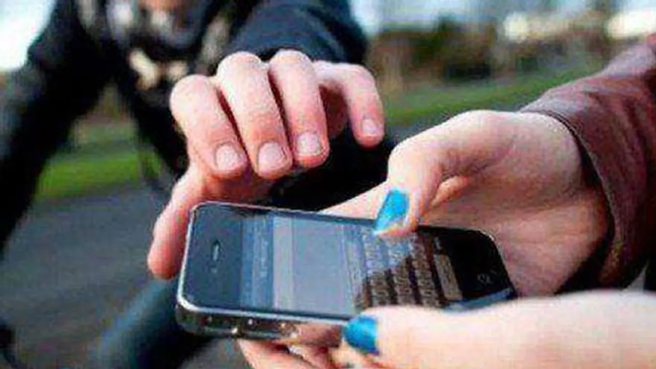 కంటైనర్ నుండి సెల్ఫోన్లు చోరీ: 13 రోజుల్లోనే నిందితుల అరెస్ట్ కంటైనర్ నుండి సెల్ఫోన్లు చోరీ: 13 రోజుల్లోనే నిందితుల అరెస్ట్