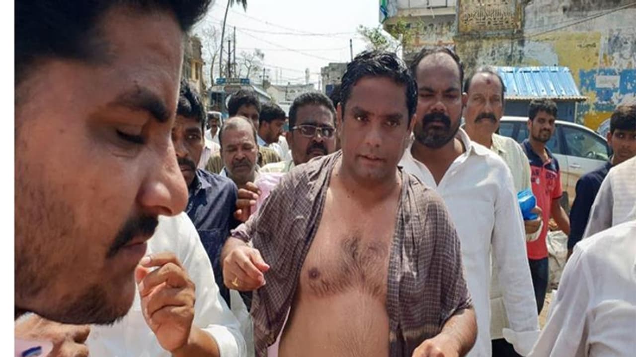 వైఎస్సార్సిపి మాజీ ఎమ్మెల్యే ఆత్మహత్యాయత్నం...తీవ్ర ఉద్రిక్తత (వీడియో) వైఎస్సార్సిపి మాజీ ఎమ్మెల్యే ఆత్మహత్యాయత్నం...తీవ్ర ఉద్రిక్తత (వీడియో)