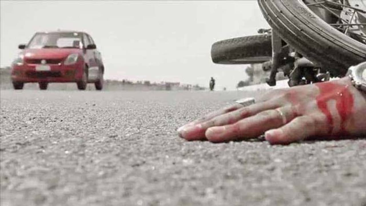 కర్నూలు జిల్లాలో ఘోర రోడ్డు ప్రమాదం.. ఆరుగురి మృతి కర్నూలు జిల్లాలో ఘోర రోడ్డు ప్రమాదం.. ఆరుగురి మృతి