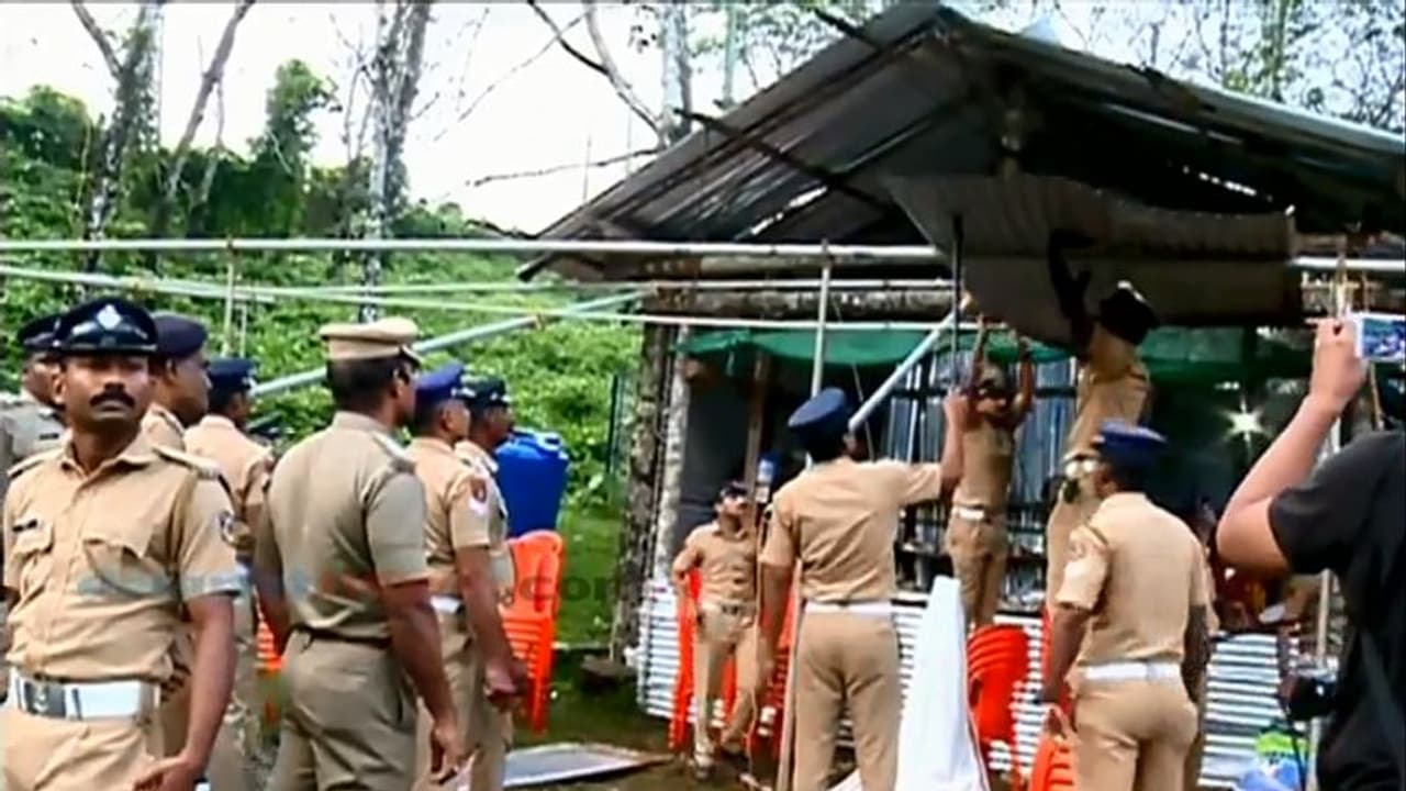 ഉപവാസ യജ്ഞം അല്പ്പസമയത്തിനകം; എരുമേലിയില് സ്ത്രീകളെത്തി തുടങ്ങി ഉപവാസ യജ്ഞം അല്പ്പസമയത്തിനകം; എരുമേലിയില് സ്ത്രീകളെത്തി തുടങ്ങി