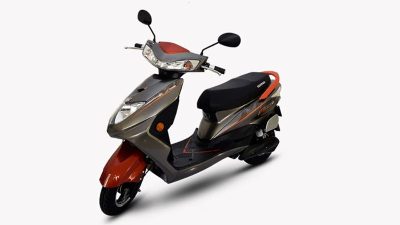 ഊരിയെടുത്ത് ചാര്ജ്ജ് ചെയ്യാവുന്ന ബാറ്ററിയുമായി ഒരു കിടിലന് സ്കൂട്ടര് ഊരിയെടുത്ത് ചാര്ജ്ജ് ചെയ്യാവുന്ന ബാറ്ററിയുമായി ഒരു കിടിലന് സ്കൂട്ടര്