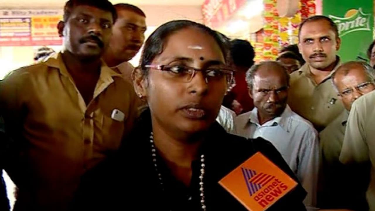 പത്തനംതിട്ടയില് യുവതിയെ തടഞ്ഞ സംഭവം: 50 പേര്ക്കെതിരെ പൊലീസ് കേസെടുത്തു പത്തനംതിട്ടയില് യുവതിയെ തടഞ്ഞ സംഭവം: 50 പേര്ക്കെതിരെ പൊലീസ് കേസെടുത്തു