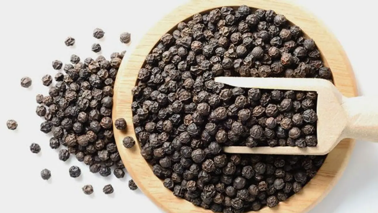 ವಿಯೆಟ್ನಾಂನಿಂದ ಮತ್ತೆ ಬಂತು ಕಾಳುಮೆಣಸು : ಬೆಳೆಗಾರರು ಕಂಗಾಲು ವಿಯೆಟ್ನಾಂನಿಂದ ಮತ್ತೆ ಬಂತು ಕಾಳುಮೆಣಸು : ಬೆಳೆಗಾರರು ಕಂಗಾಲು