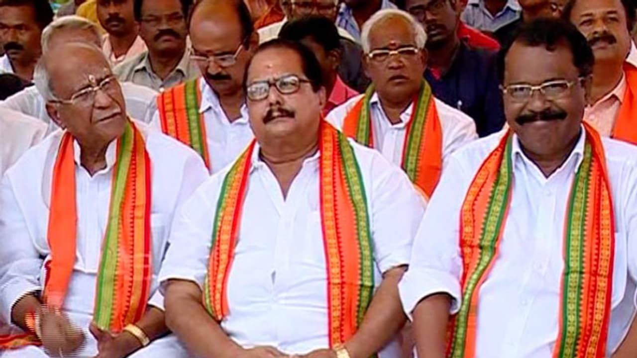 കോണ്ഗ്രസ് വിട്ട ജി.രാമന് നായര്ക്ക് ബിജെപി ഉപാധ്യക്ഷ സ്ഥാനം; കൂടുതല് കോണ്ഗ്രസ് നേതാക്കളെത്തുമെന്ന് ശ്രീധരന് പിള്ള കോണ്ഗ്രസ് വിട്ട ജി.രാമന് നായര്ക്ക് ബിജെപി ഉപാധ്യക്ഷ സ്ഥാനം; കൂടുതല് കോണ്ഗ്രസ് നേതാക്കളെത്തുമെന്ന് ശ്രീധരന് പിള്ള