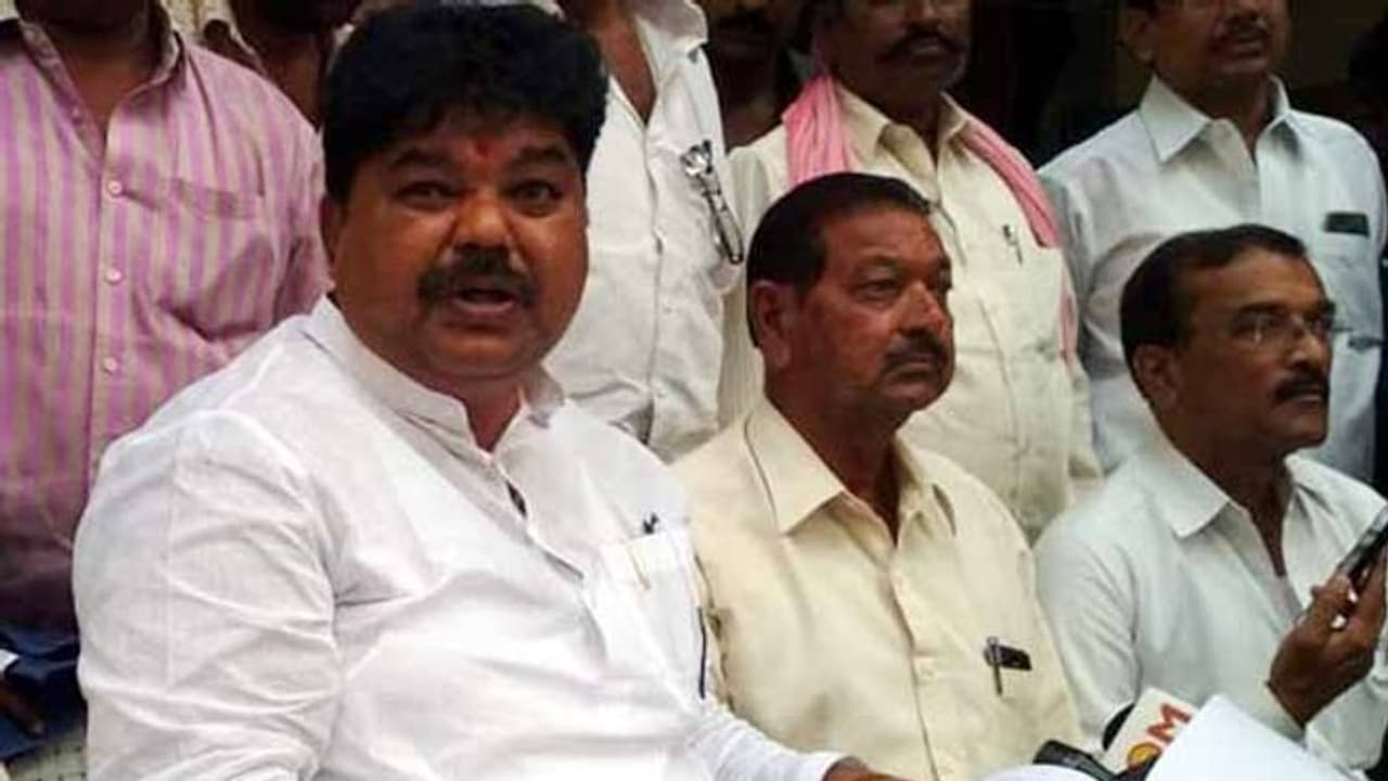 క్యాష్, క్యాష్ట్ పనిచేసింది: నేతలపై రాములునాయక్ ఫైర్ క్యాష్, క్యాష్ట్ పనిచేసింది: నేతలపై రాములునాయక్ ఫైర్