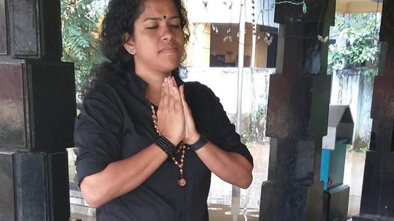 ശബരിമലയില്പോവാന് മാലയിട്ട യുവതിയെ ജോലിയില്നിന്ന് പിരിച്ചുവിട്ടു ശബരിമലയില്പോവാന് മാലയിട്ട യുവതിയെ ജോലിയില്നിന്ന് പിരിച്ചുവിട്ടു