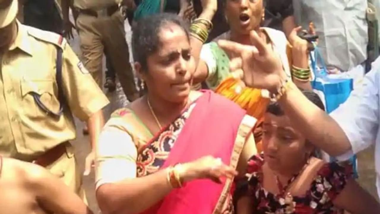 శబరిమల దాకా వెళ్లి వెనక్కి మళ్లిన ఏపీ మహిళ శబరిమల దాకా వెళ్లి వెనక్కి మళ్లిన ఏపీ మహిళ