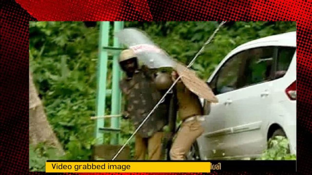 നിലയ്ക്കലില് ലാത്തിച്ചാര്ജ്; പൊലീസിനു നേരെ കല്ലേറ്; ഏഷ്യാനെറ്റ് ന്യൂസ് ഡിഎസ്എന്ജി വാഹനം എറിഞ്ഞുതകര്ത്തു നിലയ്ക്കലില് ലാത്തിച്ചാര്ജ്; പൊലീസിനു നേരെ കല്ലേറ്; ഏഷ്യാനെറ്റ് ന്യൂസ് ഡിഎസ്എന്ജി വാഹനം എറിഞ്ഞുതകര്ത്തു