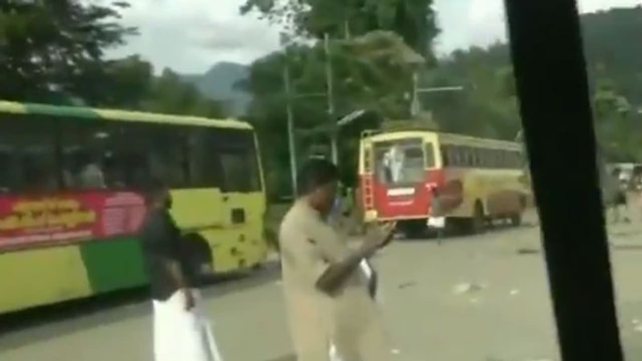 శబరిమల వద్ద ఉద్రిక్తత: ఆలయంలోకి వెళ్లే మహిళలపై రాళ్ల దాడి, లాఠీచార్జీ