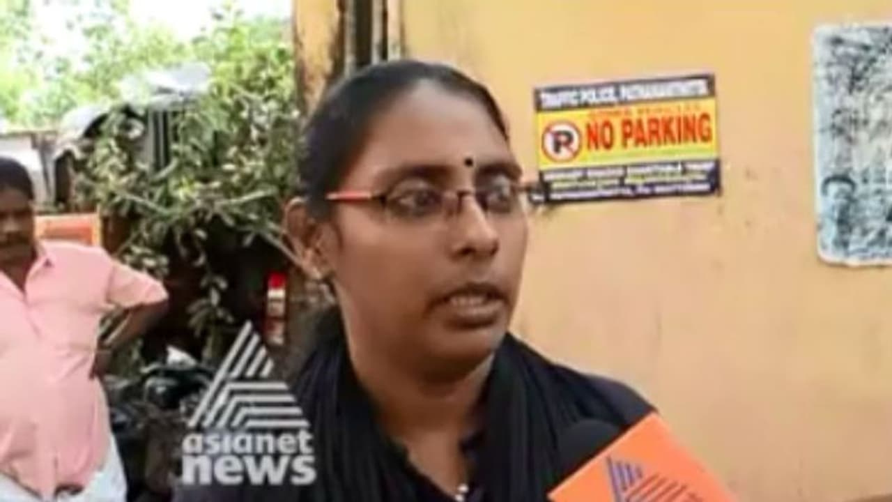 'പൊലീസുകാര്‍ എന്നോട് മടങ്ങിപ്പോകാനാവശ്യപ്പെട്ടു'; ശബരിമലയില്‍ നിന്ന് മടങ്ങിയ ലിബി ഏഷ്യാനെറ്റ് ന്യൂസിനോട്...