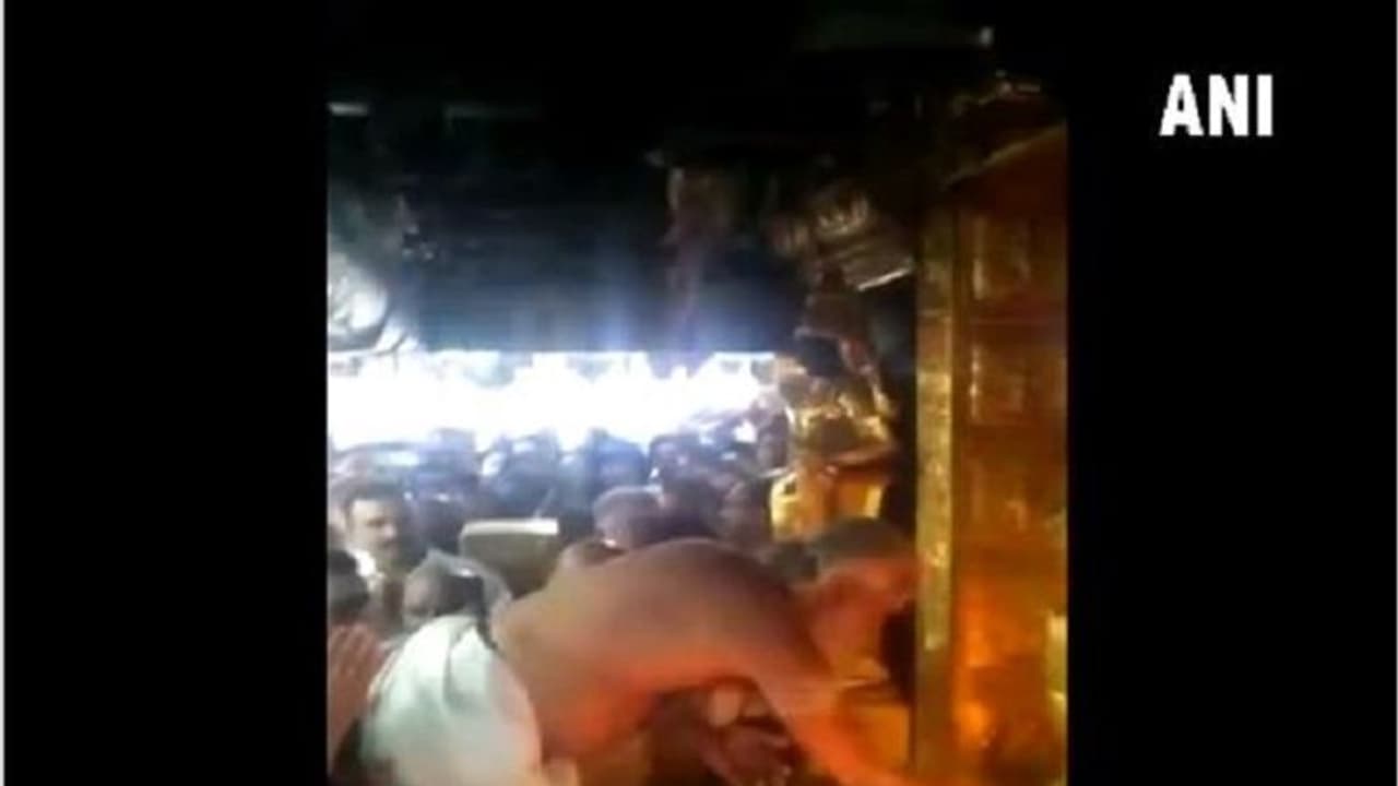 ತೆರೆದ ಶಬರಿಮಲೆ ದ್ವಾರ: ಮಹಿಳೆ ತಡೆಯುವಲ್ಲಿ ಯಶಸ್ವಿಯಾದ ಪ್ರತಿಭಟನಾಕಾರ! ತೆರೆದ ಶಬರಿಮಲೆ ದ್ವಾರ: ಮಹಿಳೆ ತಡೆಯುವಲ್ಲಿ ಯಶಸ್ವಿಯಾದ ಪ್ರತಿಭಟನಾಕಾರ!