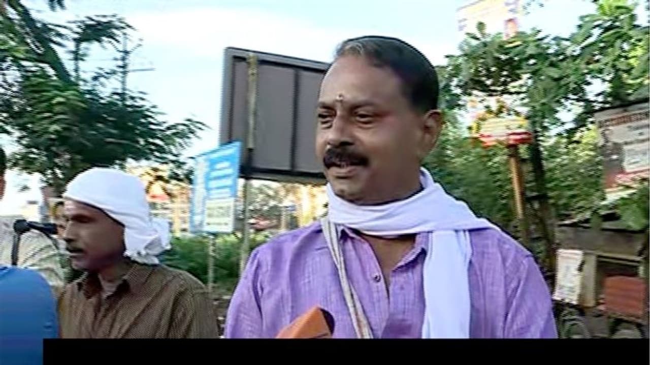 തീര്ഥാടകരെയും വലച്ച് ഹര്ത്താല്; പത്തനംതിട്ടയില് ആളുകള് കുടുങ്ങി കിടക്കുന്നു തീര്ഥാടകരെയും വലച്ച് ഹര്ത്താല്; പത്തനംതിട്ടയില് ആളുകള് കുടുങ്ങി കിടക്കുന്നു