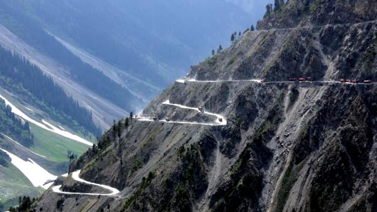 చెరువులో పడ్డ బస్సు: ఏడుగురు మృతి,పలువురికి గాయాలు చెరువులో పడ్డ బస్సు: ఏడుగురు మృతి,పలువురికి గాయాలు