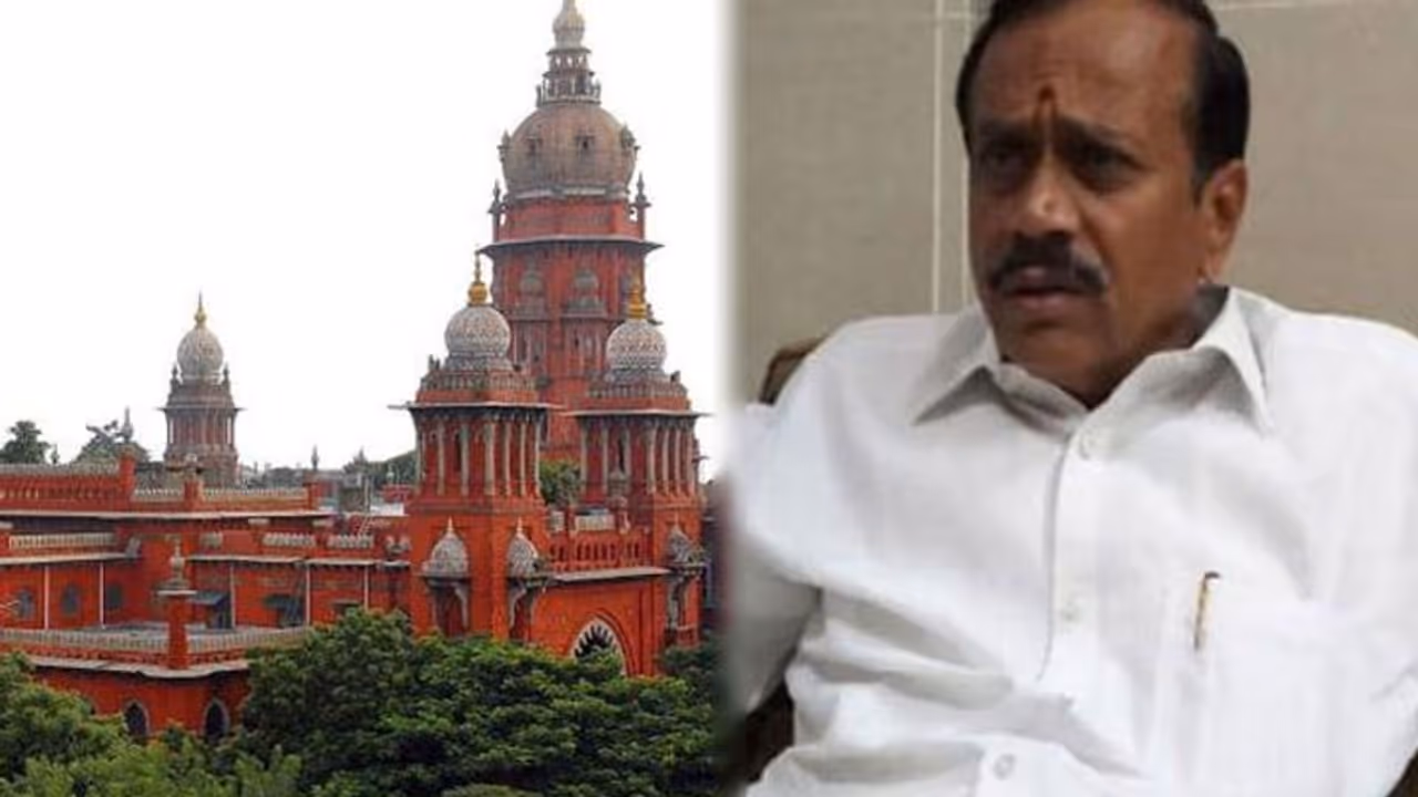 போலீஸ் நோட்டீசை தில்லாக திருப்பி அனுப்பிய ஹெச்.ராஜா! என்னே தைரியம்... போலீஸ் நோட்டீசை தில்லாக திருப்பி அனுப்பிய ஹெச்.ராஜா! என்னே தைரியம்...