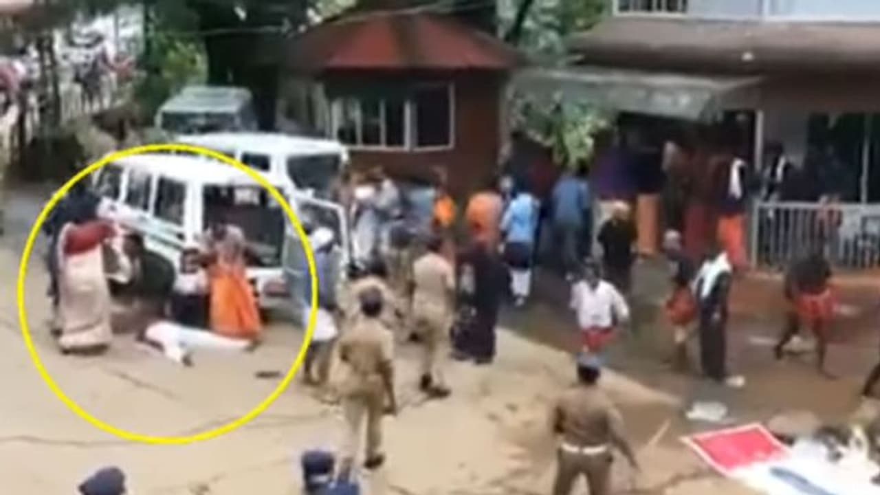 സമരക്കാര് ആക്രമിച്ചത് ഡ്യൂട്ടിക്കെത്തിയ ഉദ്യോഗസ്ഥയെ; തെറ്റായ പ്രചാരണങ്ങള്ക്കൊടുവില് സത്യം തെളിയിക്കുന്ന വീഡിയോ... സമരക്കാര് ആക്രമിച്ചത് ഡ്യൂട്ടിക്കെത്തിയ ഉദ്യോഗസ്ഥയെ; തെറ്റായ പ്രചാരണങ്ങള്ക്കൊടുവില് സത്യം തെളിയിക്കുന്ന വീഡിയോ...