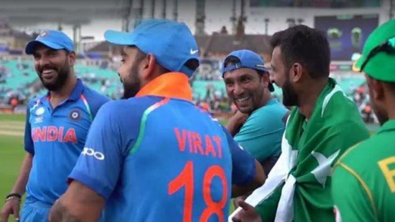 படுதோல்விக்கு பிறகும் மாலிக்குடன் சேர்ந்து குலுங்கி குலுங்கி சிரித்த கோலி, யுவராஜ்!! காரணம் இதுதான் படுதோல்விக்கு பிறகும் மாலிக்குடன் சேர்ந்து குலுங்கி குலுங்கி சிரித்த கோலி, யுவராஜ்!! காரணம் இதுதான்