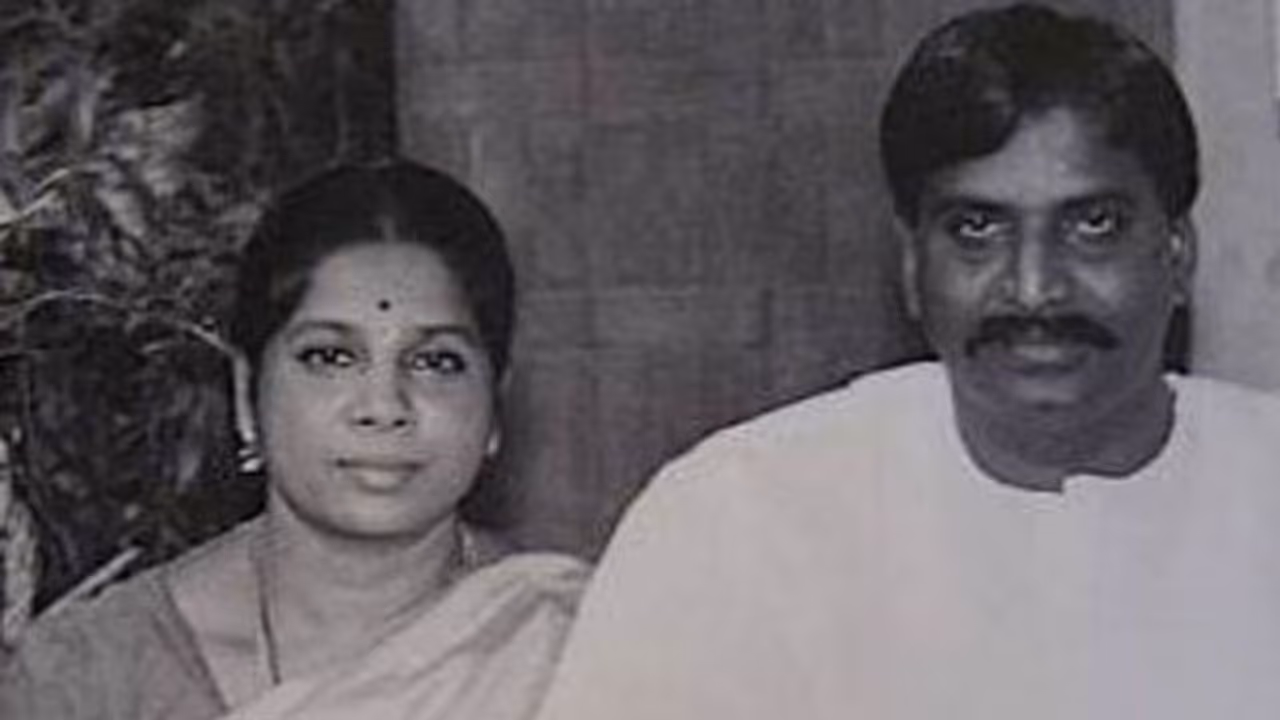 பொன்மணி அன்போடு... வைரமுத்துவின் மனைவிக்கு அவரது தோழி எழுதிய கடிதம்! பொன்மணி அன்போடு... வைரமுத்துவின் மனைவிக்கு அவரது தோழி எழுதிய கடிதம்!