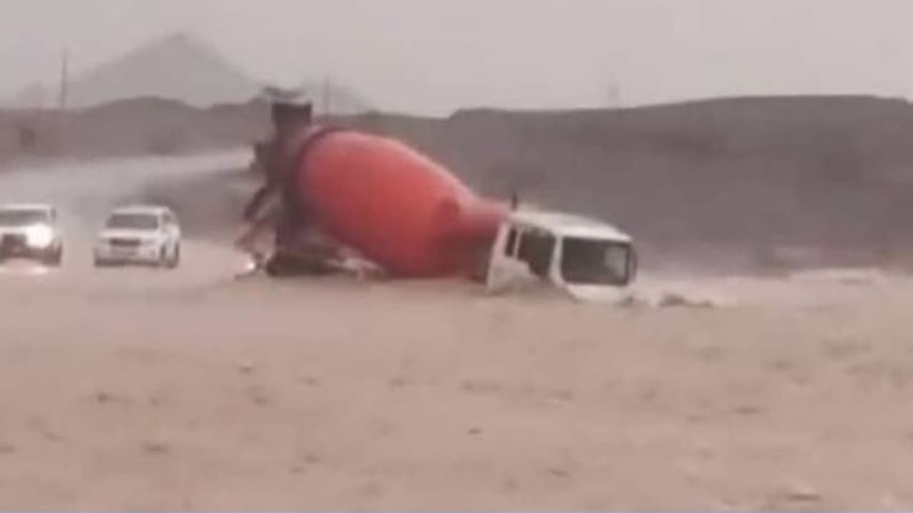 യുഎഇയില് വെള്ളപ്പൊക്കത്തില് ഒലിച്ചുപോയ ട്രക്ക് കണ്ടെത്തി; ഡ്രൈവര്ക്കായി തെരച്ചില് യുഎഇയില് വെള്ളപ്പൊക്കത്തില് ഒലിച്ചുപോയ ട്രക്ക് കണ്ടെത്തി; ഡ്രൈവര്ക്കായി തെരച്ചില്