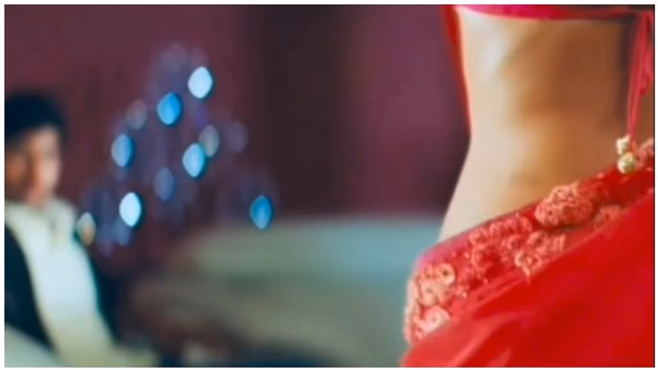 கரெக்ட்டா ஸ்கெட்ச் போட்டு கேரவன் உள்ளேயே வைத்து டால் அடிக்கும் நடிகையை டல் ஆக்கிய நடிகர்! கரெக்ட்டா ஸ்கெட்ச் போட்டு கேரவன் உள்ளேயே வைத்து டால் அடிக்கும் நடிகையை டல் ஆக்கிய நடிகர்!