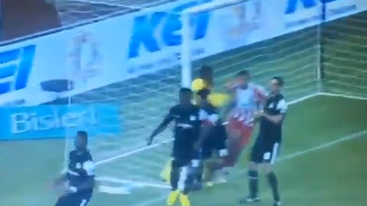 മലയാളി ഗോള് കീപ്പര് രഹനേഷ് എതിര്താരത്തിന്റെ മുഖത്തടിച്ചു; താരത്തിന് വിലക്ക് വീഡിയോ മലയാളി ഗോള് കീപ്പര് രഹനേഷ് എതിര്താരത്തിന്റെ മുഖത്തടിച്ചു; താരത്തിന് വിലക്ക് വീഡിയോ