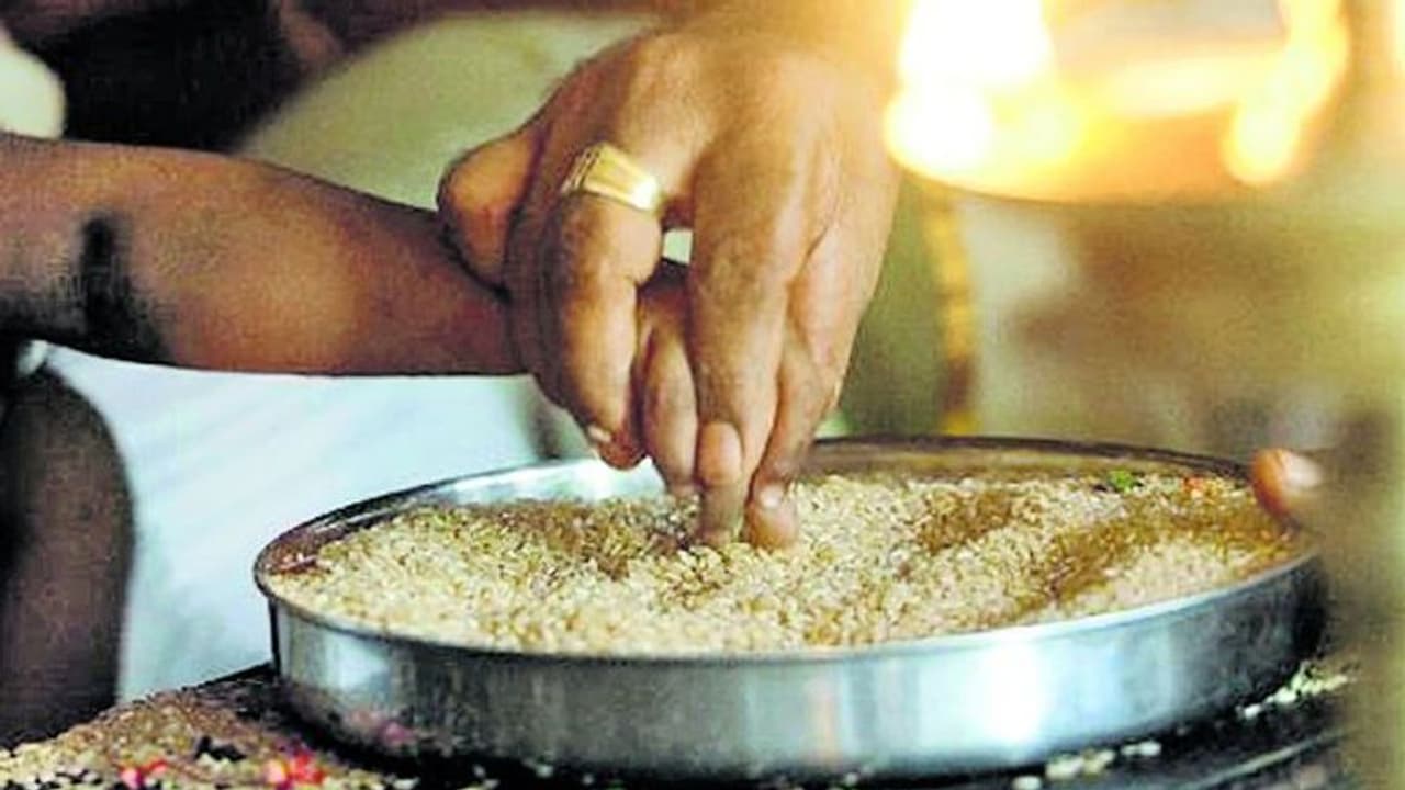 ഇന്ന് വിദ്യാരംഭം : കുരുന്നുകൾ അറിവിന്‍റെ ആദ്യക്ഷരം കുറിക്കുന്നു,ക്ഷേത്രങ്ങളിലും സാസ്കാരിക ഇടങ്ങളിലും തിരക്ക്