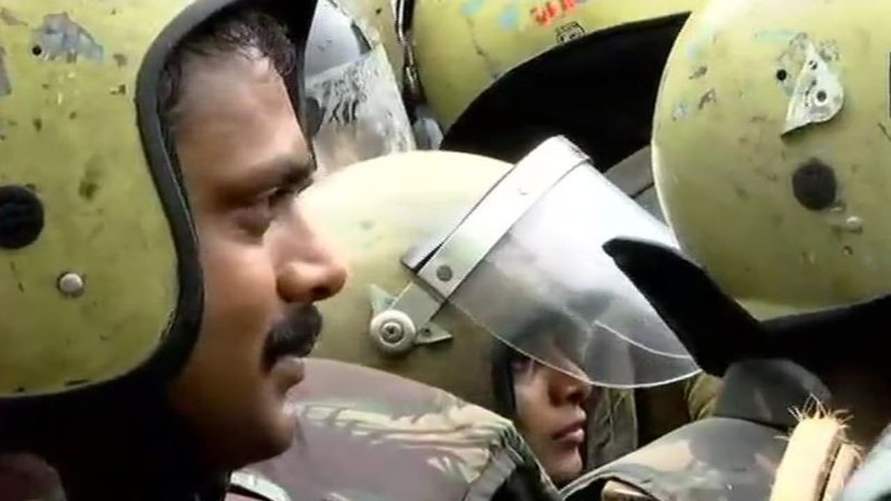 सबरीमाला मंदिर में दर्शन के लिए जा रहीं महिलाएं भारी विरोध के बाद लौट रहीं वापस सबरीमाला मंदिर में दर्शन के लिए जा रहीं महिलाएं भारी विरोध के बाद लौट रहीं वापस