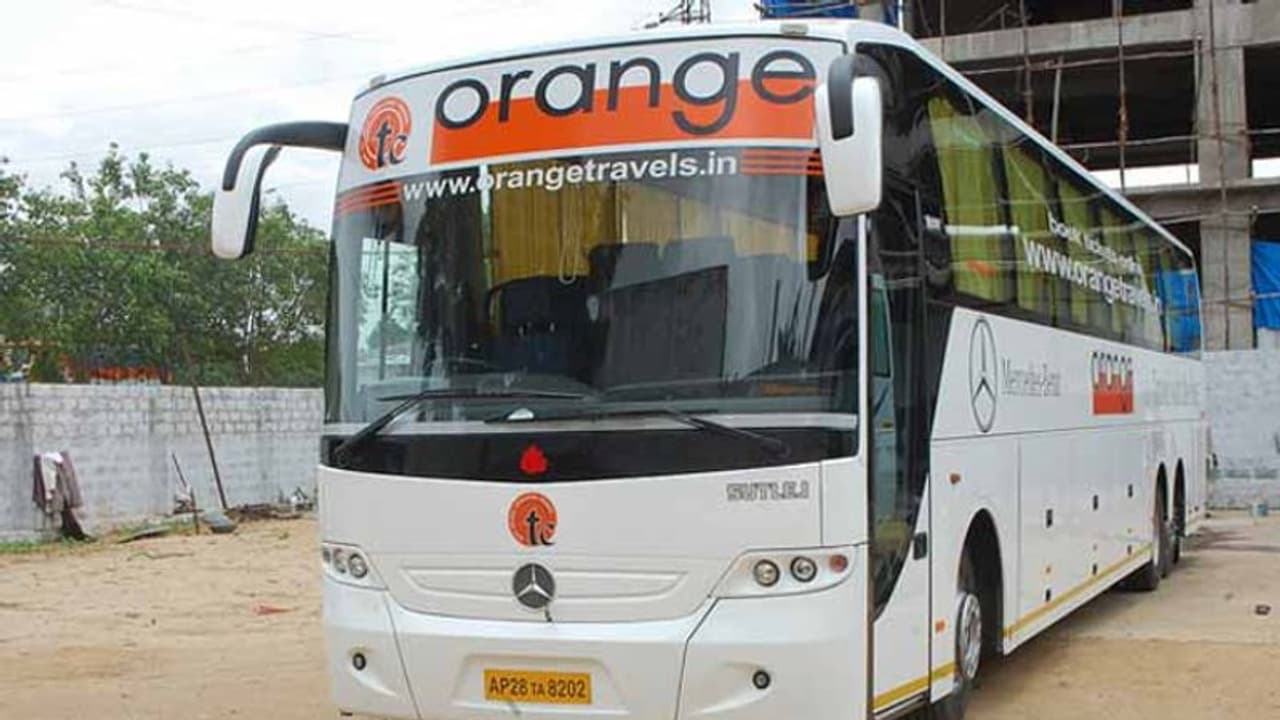 రామోజీ ఫిల్మ్ సిటీ వద్ద తృటిలో తప్పిన ఘోర ప్రమాదం రామోజీ ఫిల్మ్ సిటీ వద్ద తృటిలో తప్పిన ఘోర ప్రమాదం