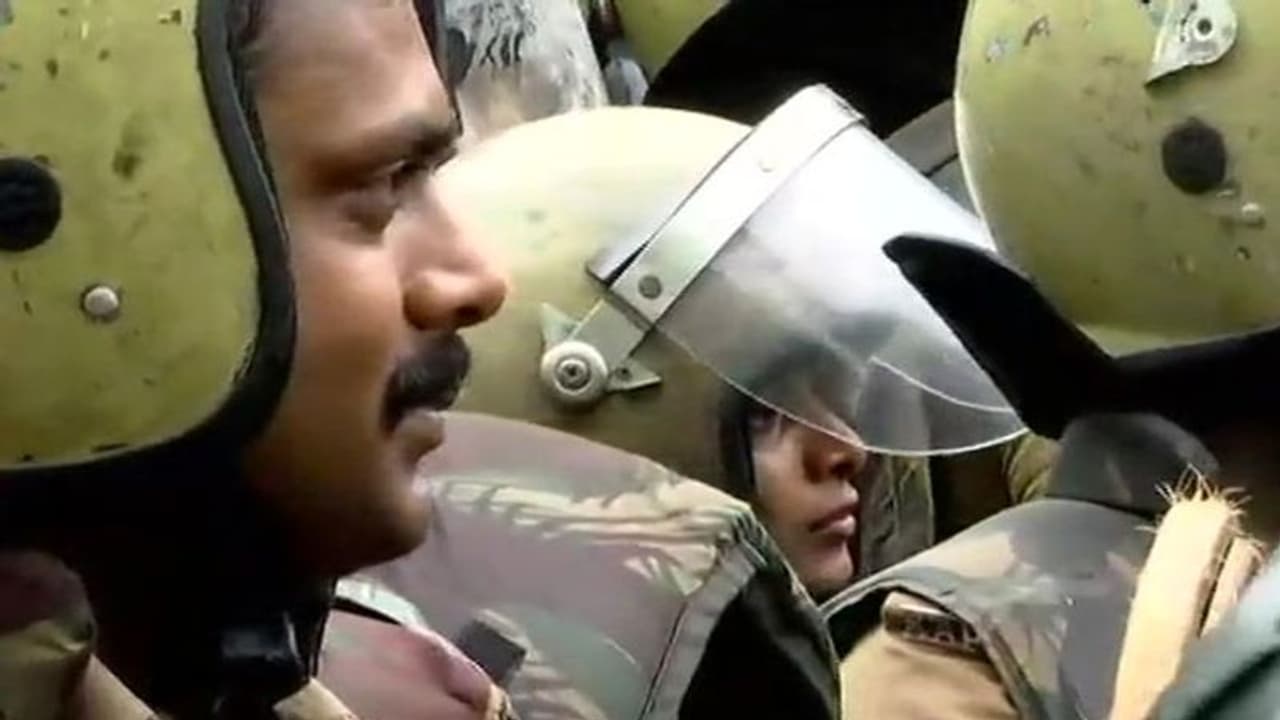 శబరిమల వద్ద ఇంకా ఉద్రిక్తత: గుడికి 200 మీటర్ల దూరంలో మహిళలు శబరిమల వద్ద ఇంకా ఉద్రిక్తత: గుడికి 200 మీటర్ల దూరంలో మహిళలు