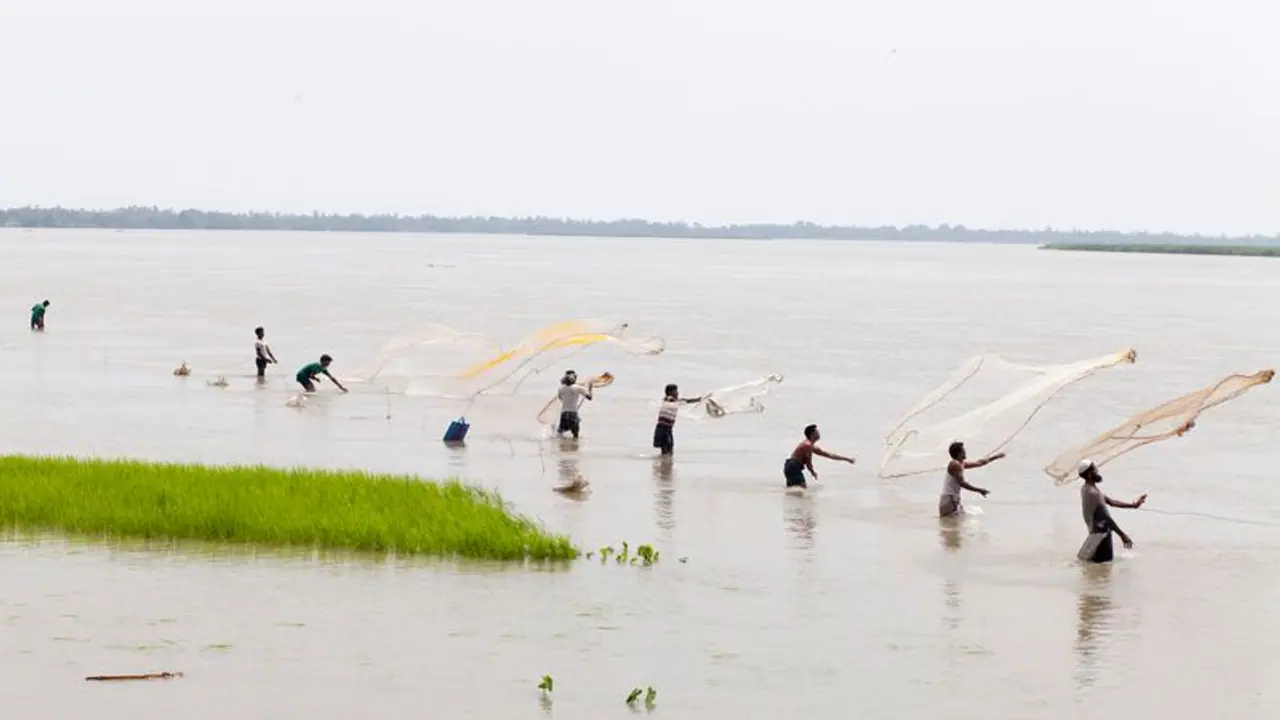 ब्रह्मपुत्र नदी में दो नावों की जोरदार टक्कर, 120 लोग थे सवार ब्रह्मपुत्र नदी में दो नावों की जोरदार टक्कर, 120 लोग थे सवार