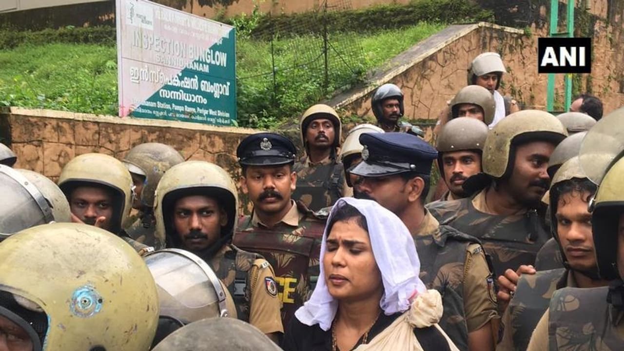 అయ్యప్ప దర్శనం చేసుకోకుండానే వెను దిరిగిన మహిళలు, ఎందుకంటే? అయ్యప్ప దర్శనం చేసుకోకుండానే వెను దిరిగిన మహిళలు, ఎందుకంటే?