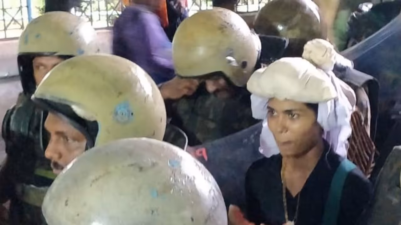 தர்பூசணி சாப்பிட்டுக் கொண்டே ஜாலியாக மலையேறிய ரஹானா.. அய்யப்பனை அசட்டை பண்ணுகிறாரா ? பக்தர்கள் கொந்தளிப்பு… தர்பூசணி சாப்பிட்டுக் கொண்டே ஜாலியாக மலையேறிய ரஹானா.. அய்யப்பனை அசட்டை பண்ணுகிறாரா ? பக்தர்கள் கொந்தளிப்பு…