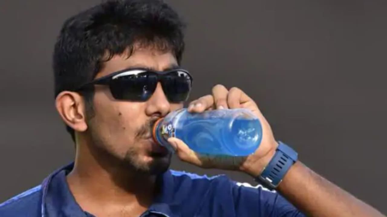 நீயெல்லாம் ஒரு ஆளுனு என் பவுலிங்கை பத்தி பேசுற..? பாகிஸ்தான் வீரரை தெறிக்கவிட்ட பும்ரா நீயெல்லாம் ஒரு ஆளுனு என் பவுலிங்கை பத்தி பேசுற..? பாகிஸ்தான் வீரரை தெறிக்கவிட்ட பும்ரா