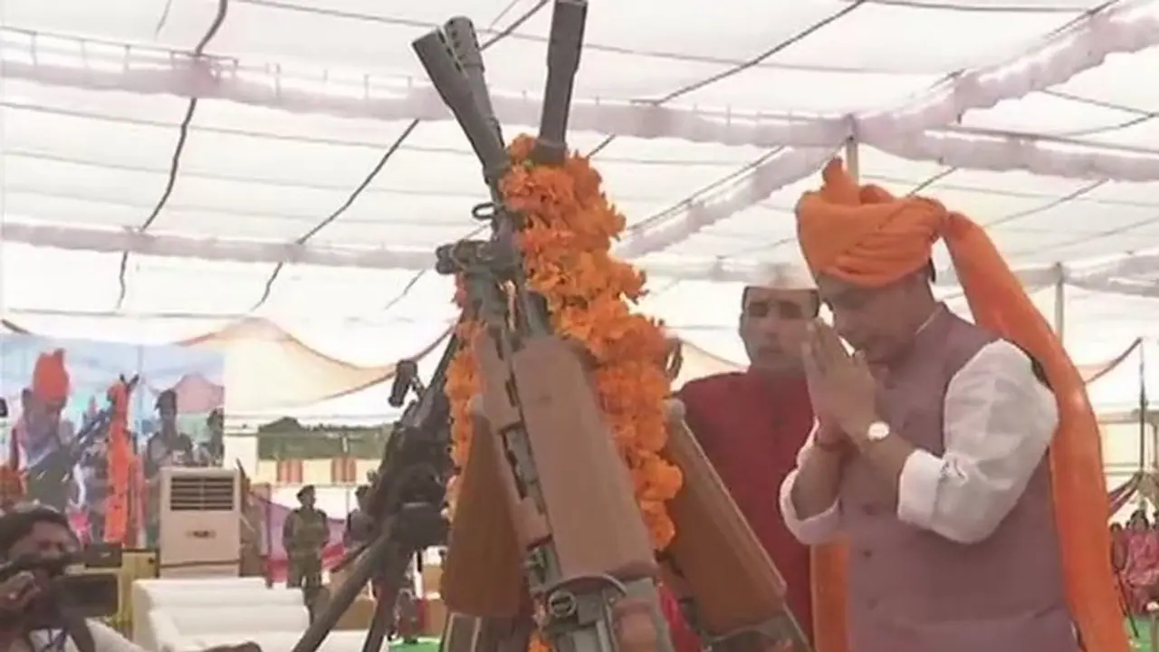 राजनाथ ने बीकानेर में बीएसएफ के साथ की शस्त्र पूजा