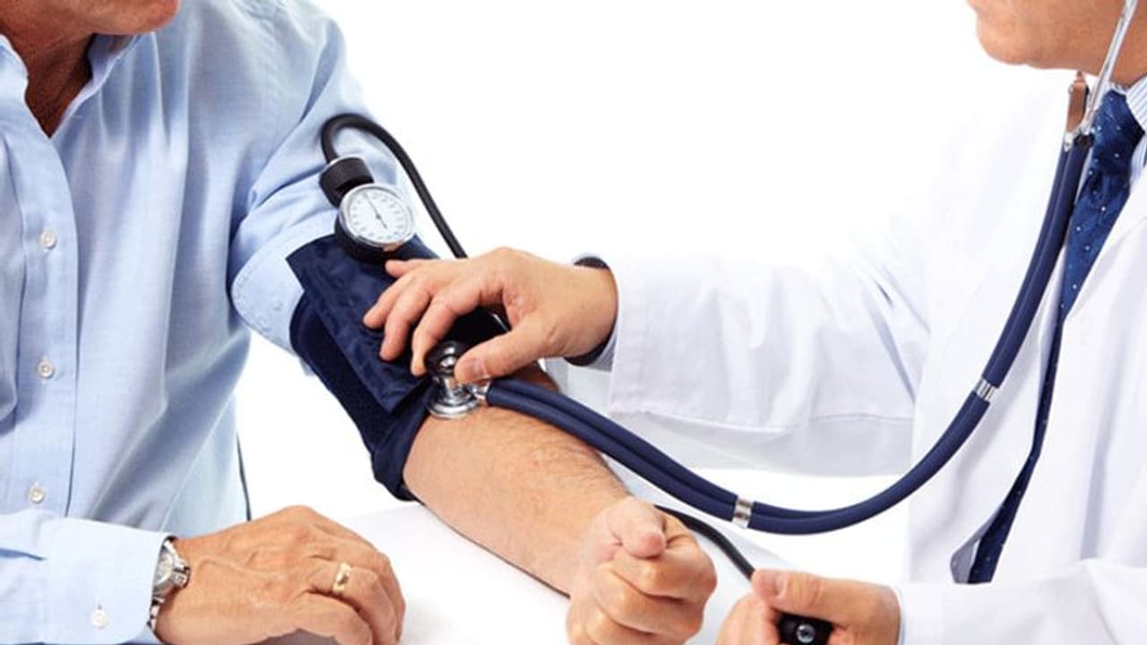 ഈ 4 കാര്യങ്ങൾ ഒഴിവാക്കിയാൽ രക്തസമ്മർദ്ദം നിയന്ത്രിക്കാം ഈ 4 കാര്യങ്ങൾ ഒഴിവാക്കിയാൽ രക്തസമ്മർദ്ദം നിയന്ത്രിക്കാം